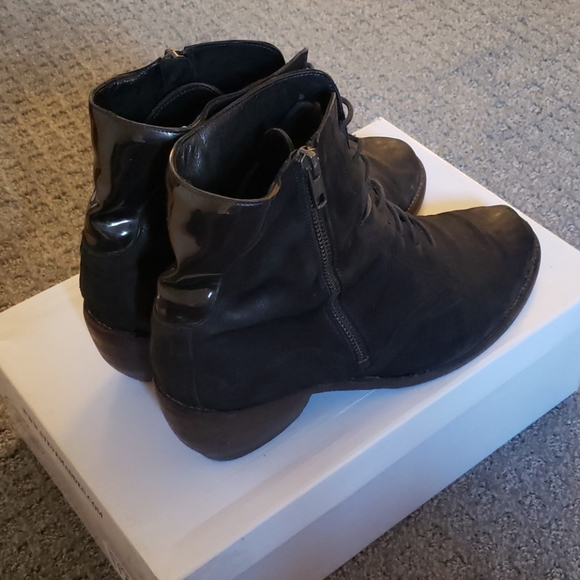 LD Tuttle Boots - Picture 2 of 3